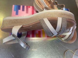 Sandalia cuña Oh! My Sandals STYLE blanco/plata