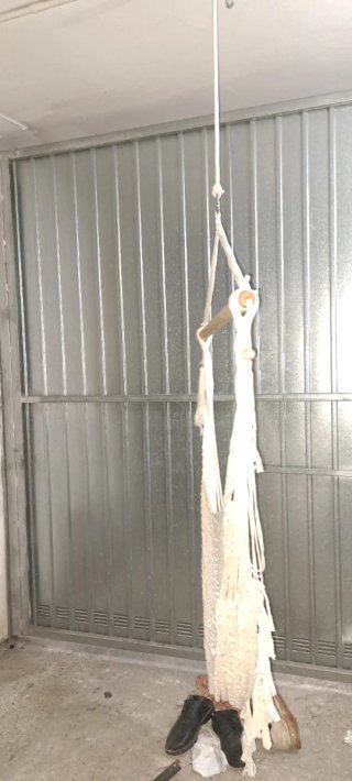 Hamaca de macramé con barra de madera