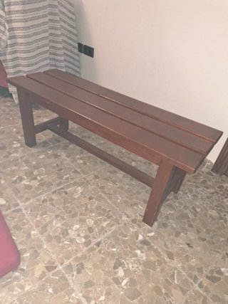 Banco de madera con cojín rojo