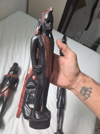 Lote 6 figuras y máscaras de madera