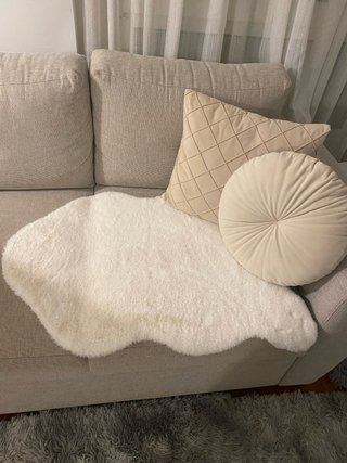 Alfombra suave beige y blanca