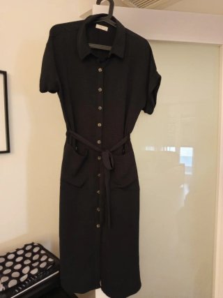 Vestido camisero negro midi con cinturón