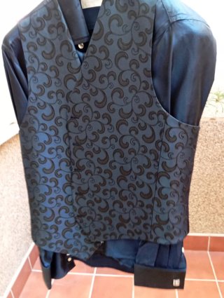Traje de novio azul marino con rayas
