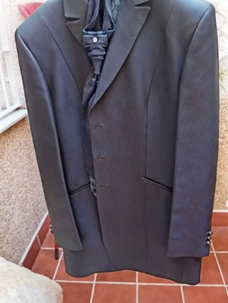 Traje de novio azul marino con rayas