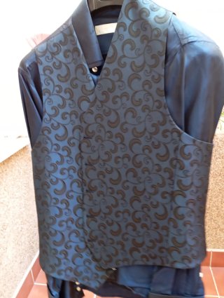 Traje de novio azul marino con rayas