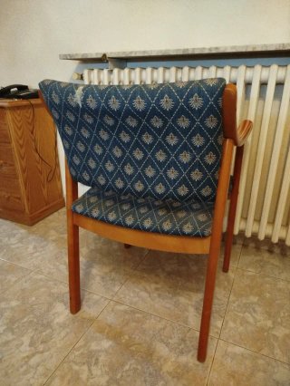 Silla de madera con reposabrazos