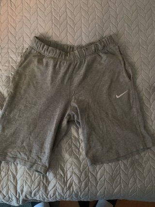 Pantalón corto Nike gris hombre