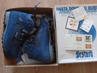 Botas de montaña Bestard azules y grises