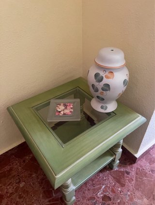 Mueble auxiliar verde con cajones