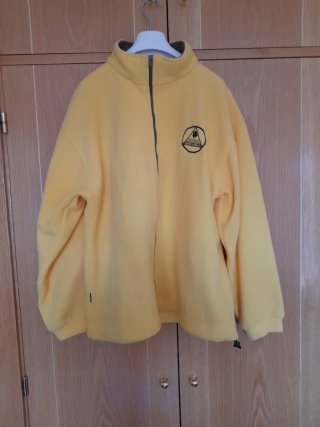 Chaqueta polar amarilla