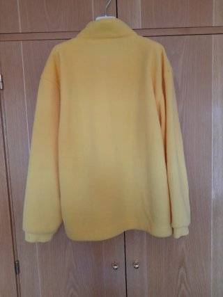 Chaqueta polar amarilla