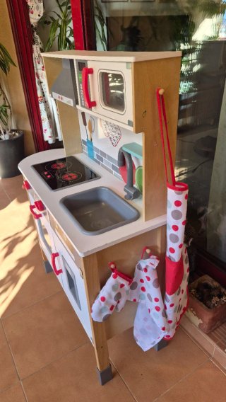 Cocinita de juguete con accesorios