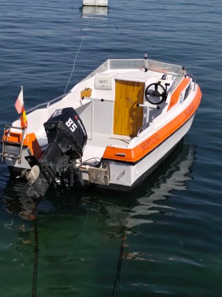 Embarcación Naranja y Blanca