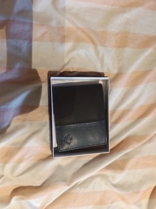 Cartera de piel negra y gris