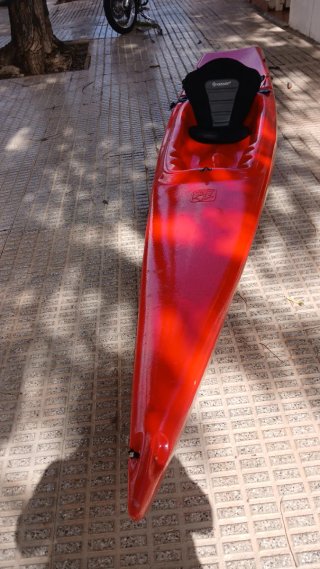 Piragua roja con dos cañeros