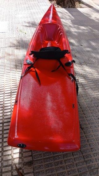 Piragua roja con dos cañeros