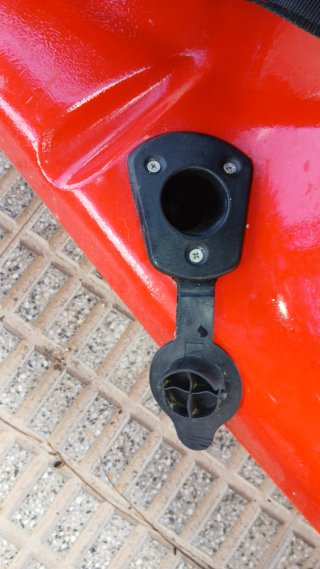 Piragua roja con dos cañeros