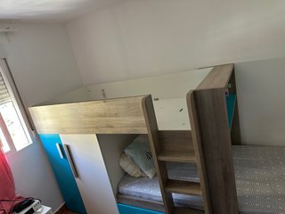 Cama infantil con cajones y estantería