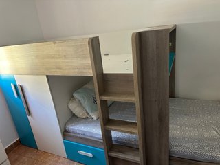 Cama infantil con cajones y estantería