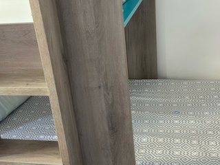 Cama infantil con cajones y estantería