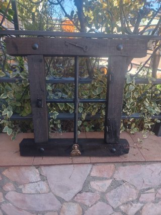 Ventana decorativa madera y rejas