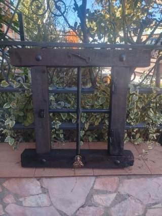 Ventana decorativa madera y rejas