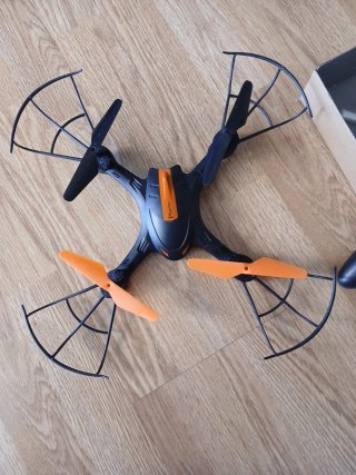 Drone Negro y Naranja con Hélices