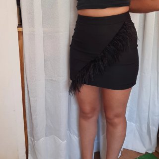 Minifalda con plumas