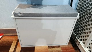 Zapatero blanco con cojín gris