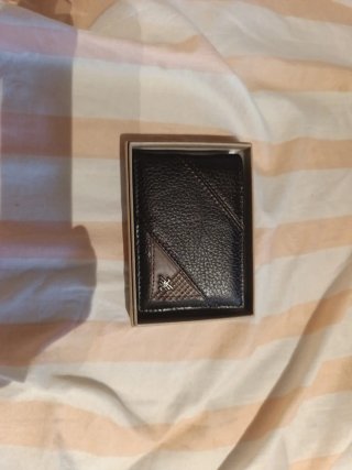 Cartera de piel negra y marrón