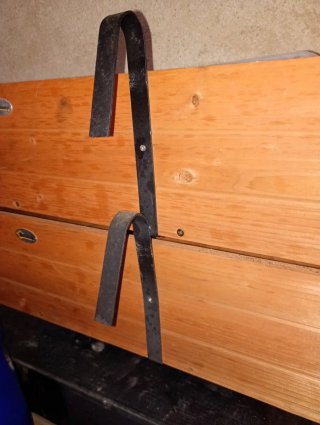 Jardineras de madera con soportes metálicos