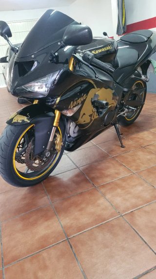 Kawasaki ZX6R Ninja 636 Negra y Dorada