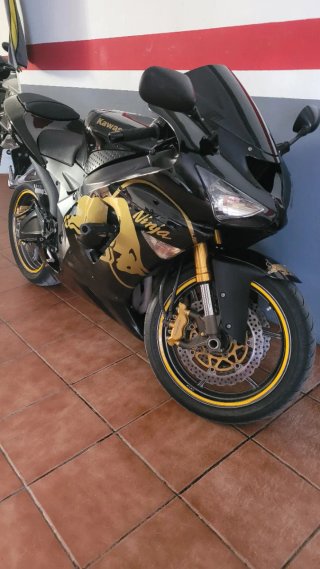 Kawasaki ZX6R Ninja 636 Negra y Dorada