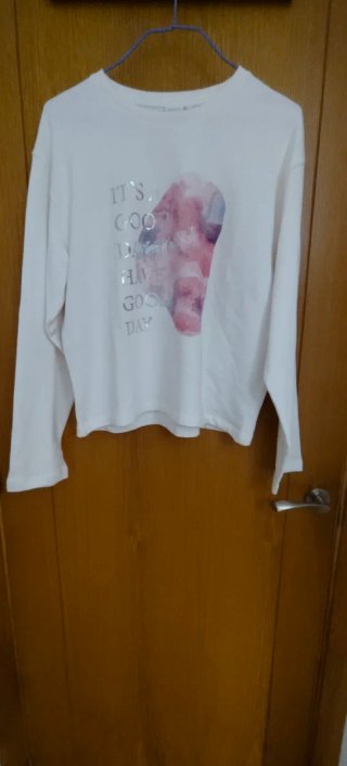 Camiseta blanca con estampado de colores