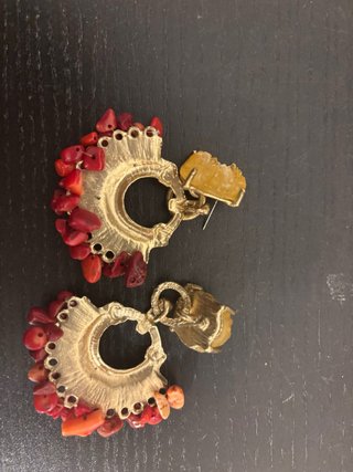 Pendientes dorados con coral