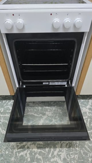 Cocina con horno con vitrocerámica blanco