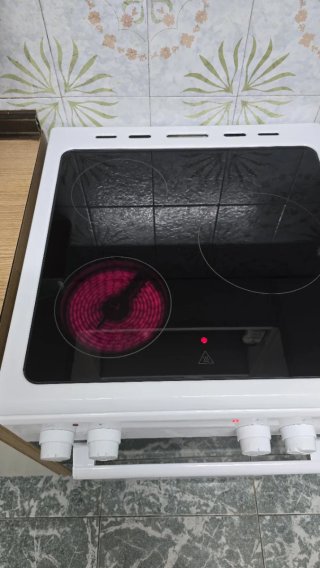 Cocina con horno con vitrocerámica blanco