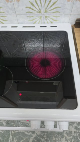 Cocina con horno con vitrocerámica blanco