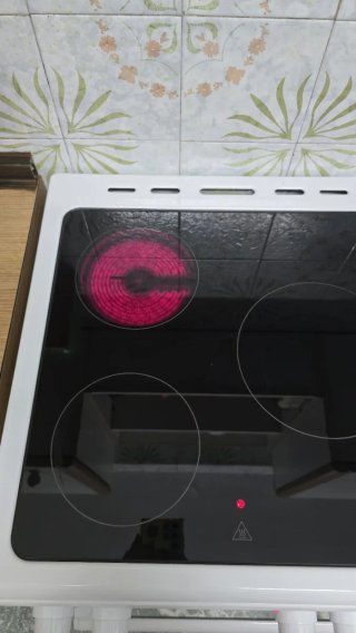 Cocina con horno con vitrocerámica blanco