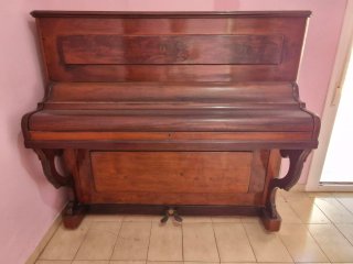 Piano antiguo BLOSS para restaurar