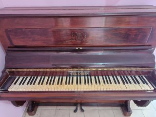 Piano antiguo BLOSS para restaurar