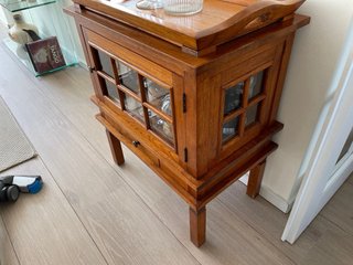 Mueble bar de madera con cristal