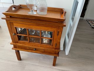 Mueble bar de madera con cristal
