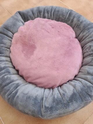 Cama para gato gris y rosa