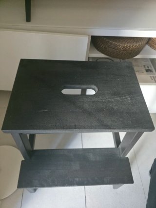 Banco de madera oscuro