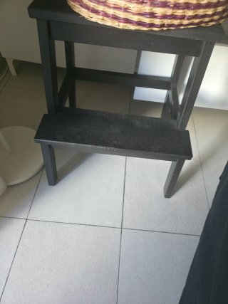 Banco de madera oscuro