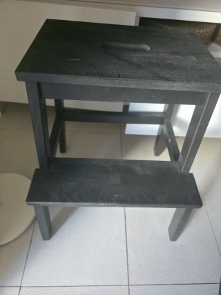 Banco de madera oscuro