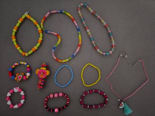 Lote de pulseras y collares para niñas