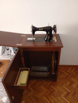 Máquina de coser Alfa antigua