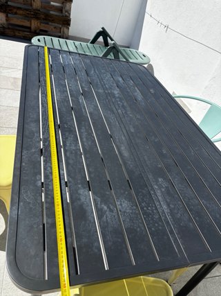 Mesa de terraza metálica gris